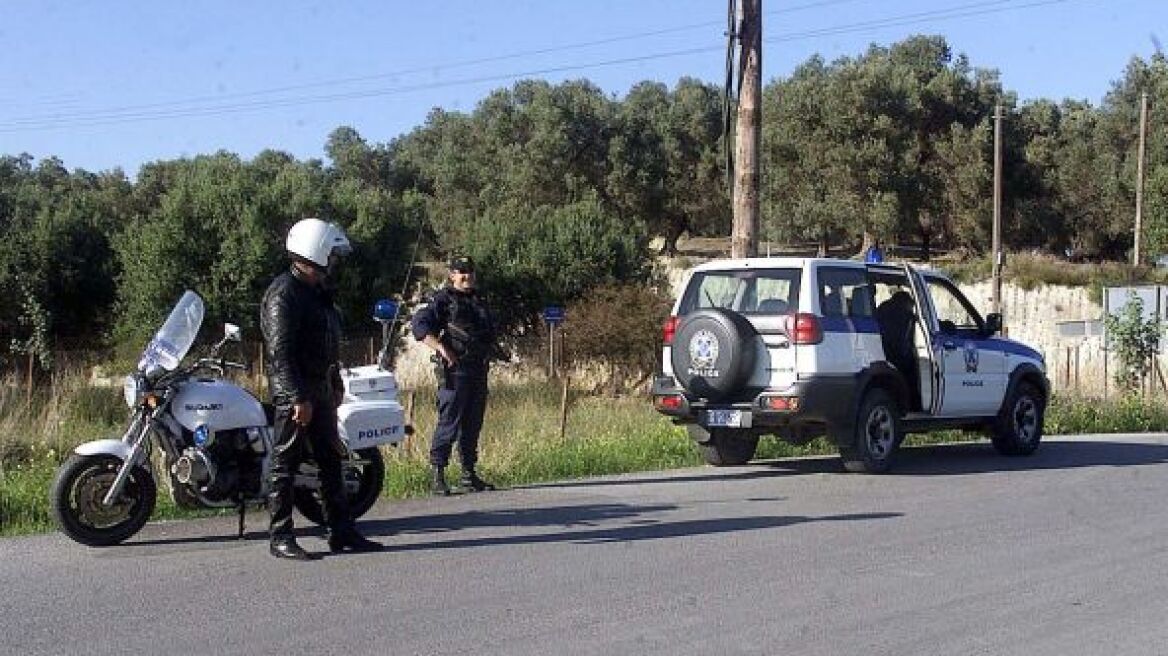 Ειδικός φρουρός έσπασε στο ξύλο πατέρα και γιο