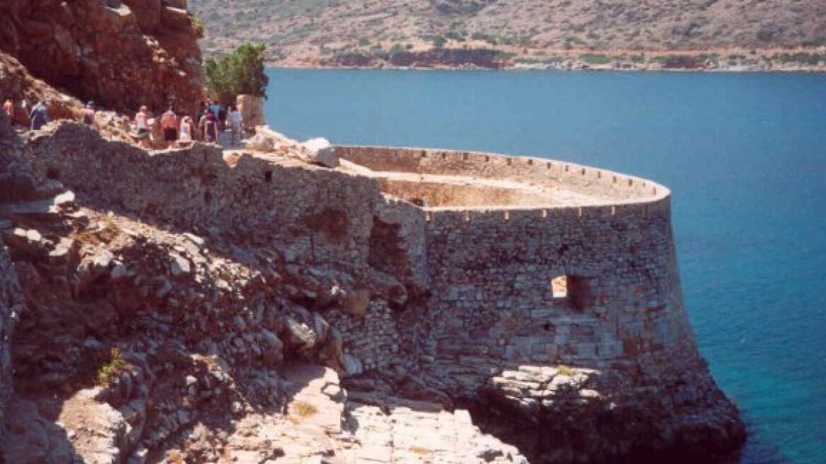 "Φυλούν" τη Σπιναλόγκα ... από φιλότιμο!