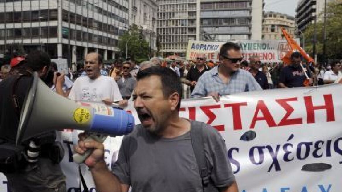 Έκαψαν τα παραπεμπτικά της έκτακτης εισφοράς έξω από τη Βουλή