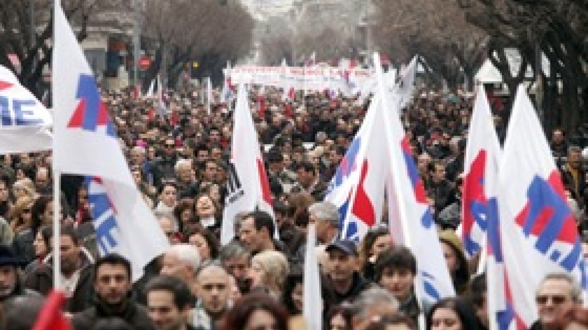 Μέλη του ΠΑΜΕ έκαψαν σημειώματα της εφορίας στη Θεσσαλονίκη 