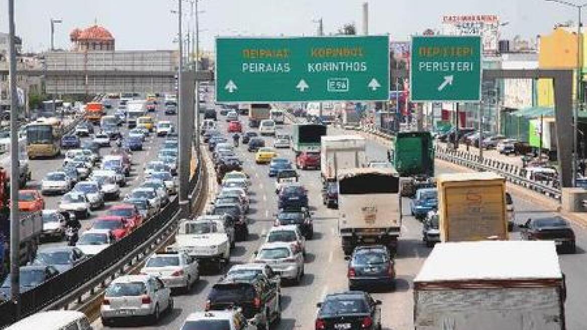 Oυρές χιλιομέτρων στους δρόμους της Αθήνας 