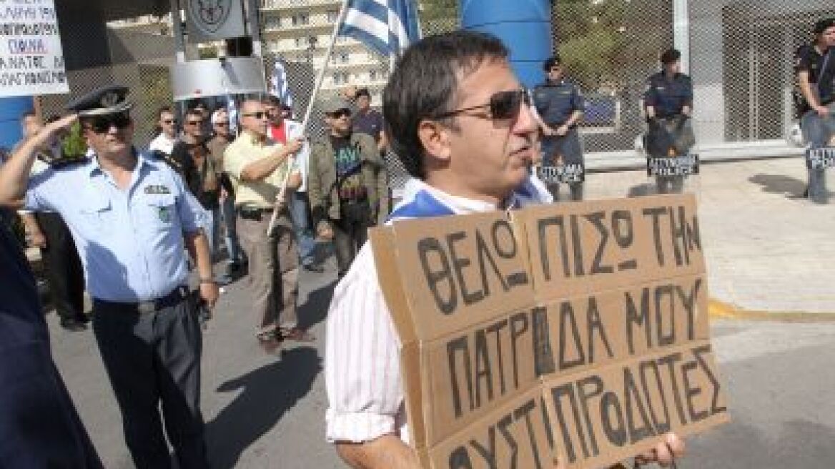 Συγκέντρωση εργαζομένων στο υπουργείο Εθνικής Άμυνας