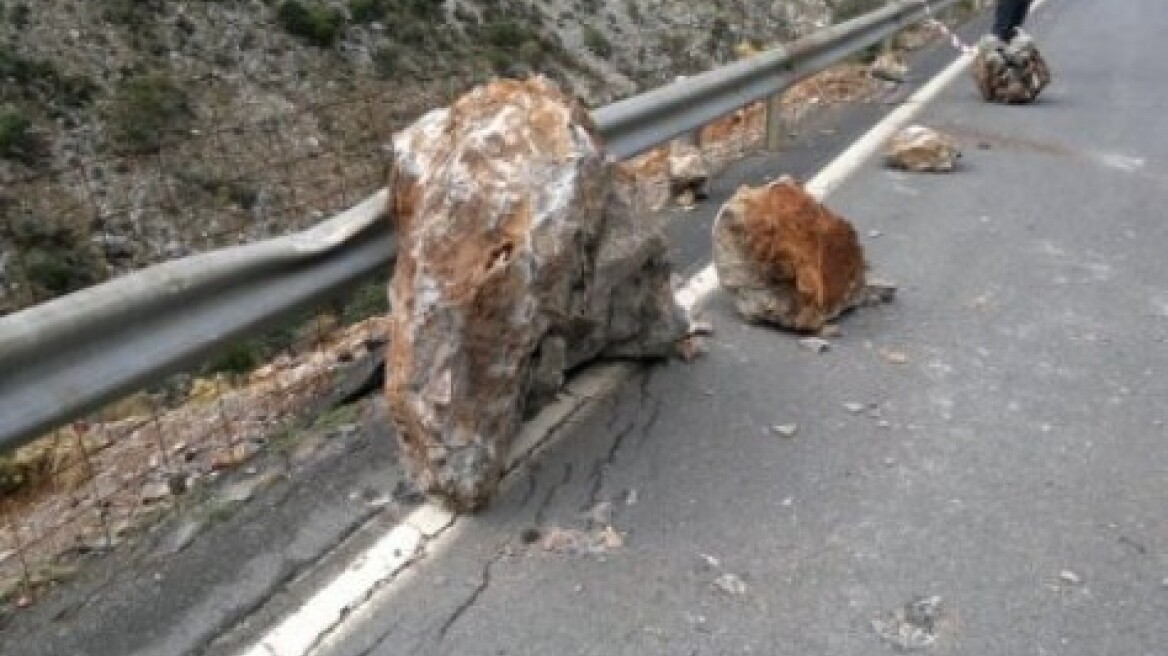 «Έβρεξε»… βράχια σε Αχαΐα και Κρήτη!