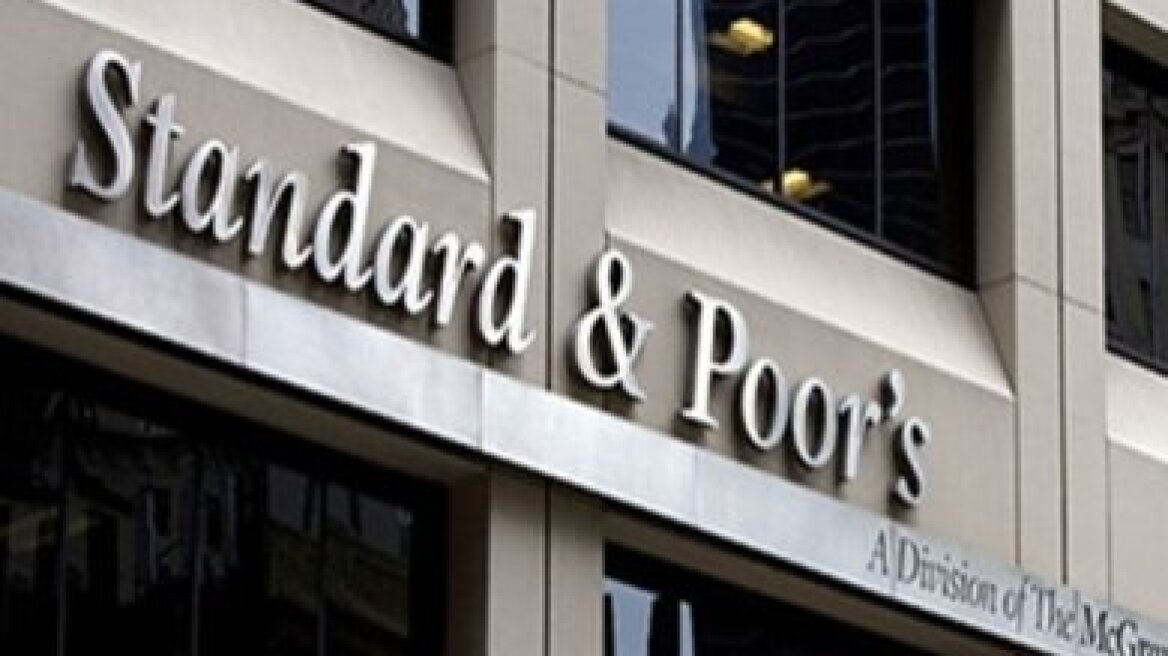 S&P: Προειδοποιεί για υποβάθμιση 5 ευρωπαϊκών χωρών 