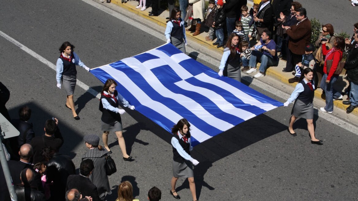 Με μαύρα περιβραχιόνια οι καθηγητές στην παρέλαση