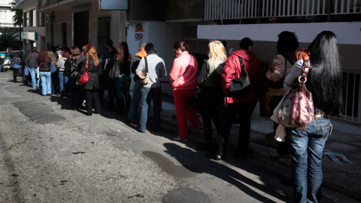 Θλίψη, αβεβαιότητα και αγανάκτηση στα σκαλιά του ΟΑΕΔ … 