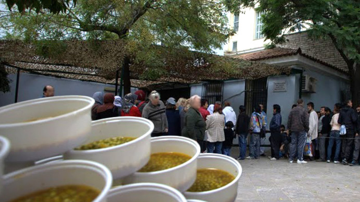 Στην ουρά για ένα πιάτο φαγητό! 