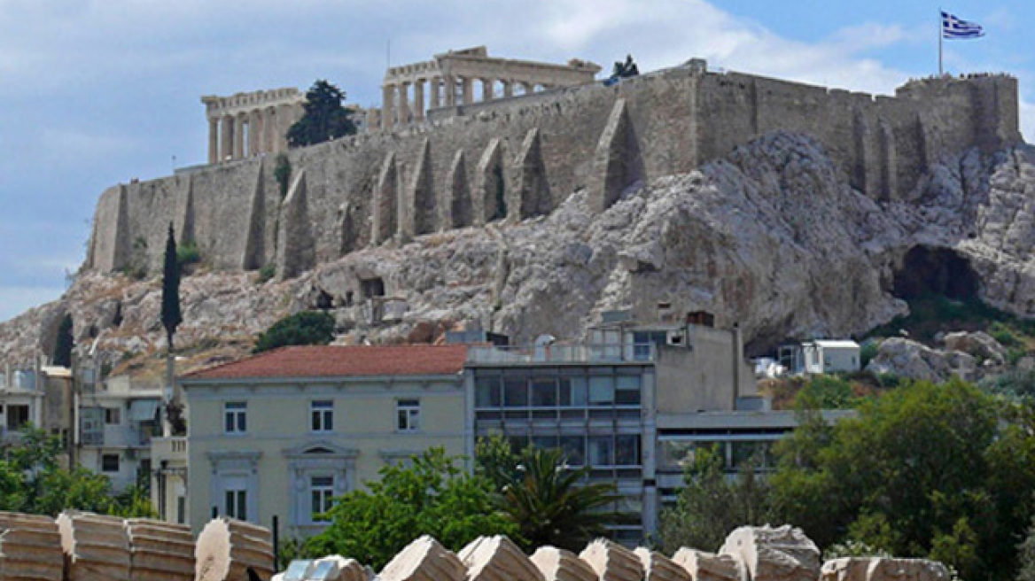 Πανό στην Ακρόπολη κρέμασε η νεολαία του ΣΥΡΙΖΑ