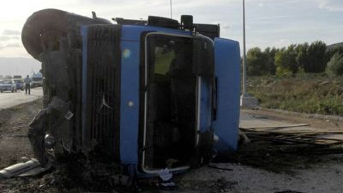 Νεκρή οδηγός ΙΧ από σύγκρουση με βυτιοφόρο