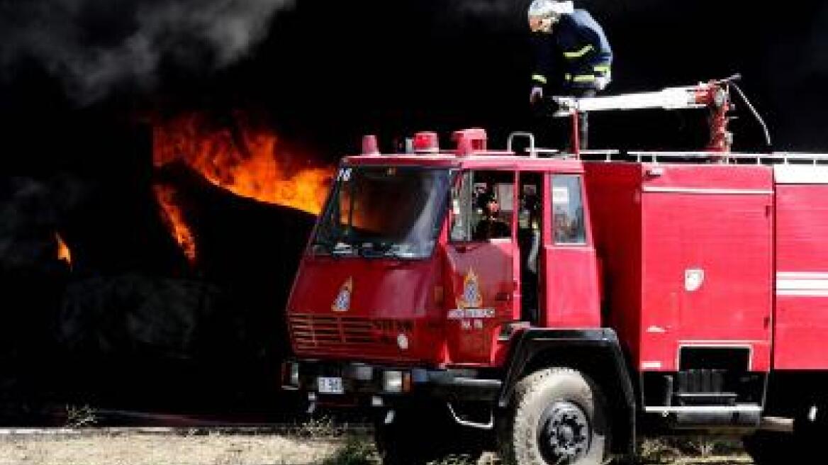 Έβαλαν φωτιά σε αποθήκη αφού πρώτα την έκλεψαν 