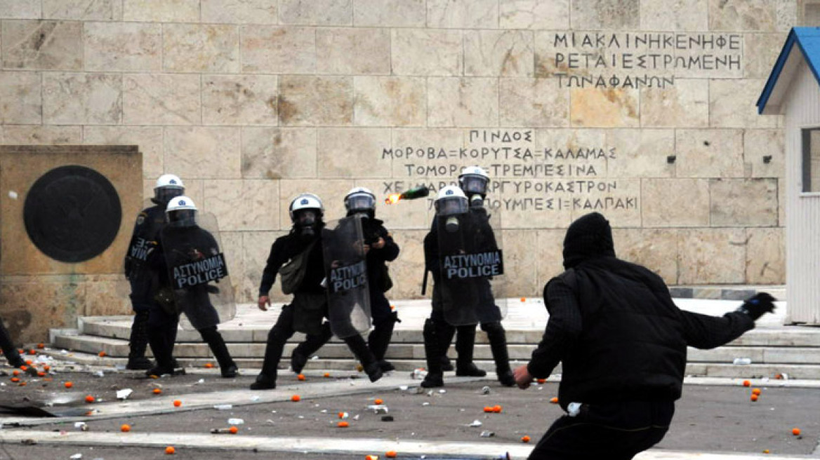 Μολότοφ, πετροπόλεμος και χημικά στην πορεία για τον Αλέξη 