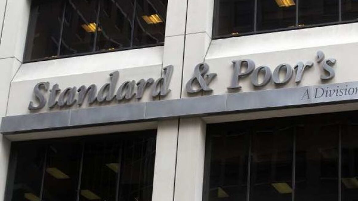 Η S&P απειλεί με υποβάθμιση όλη την Ευρωζώνη