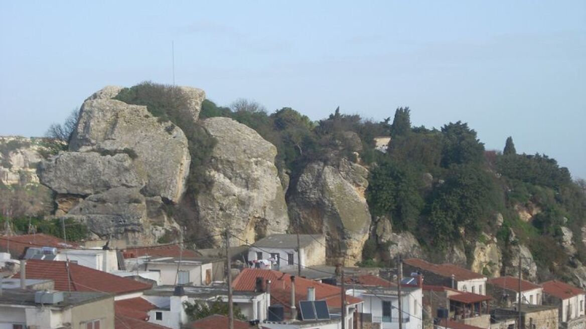 Κινδυνεύουν από πιθανή κατολίσθηση βράχου στην Κρήτη