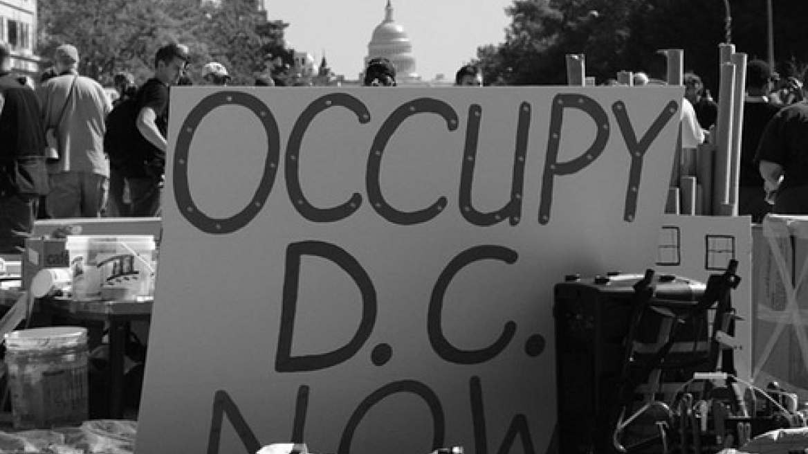 Μέλη του Occupy DC διαδήλωσαν γυμνά από τη μέση και πάνω