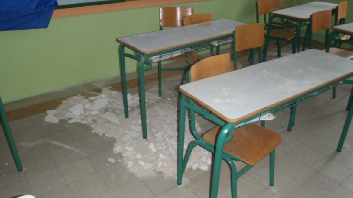 «Έβρεξε»… σοβάδες στα θρανία μαθητών στην Κω! 
