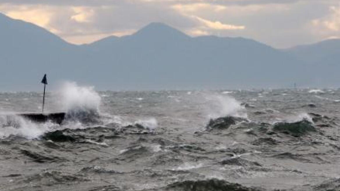 Προσάραξη πλοίου κοντά στο λιμάνι του Λαυρίου