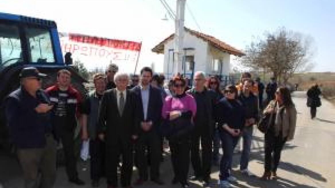 Έξω από το στρατόπεδο λαθρομεταναστών οι Κοζανίτες