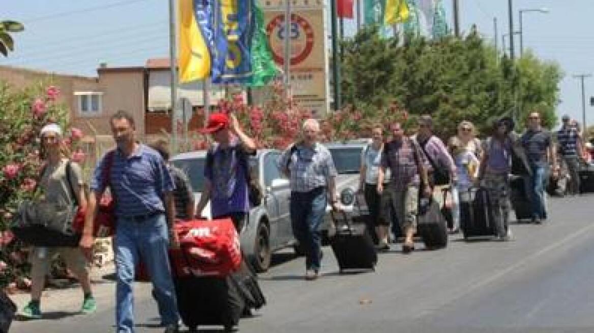 Η πολιτική αστάθεια διώχνει τους τουρίστες!