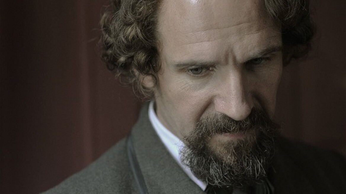 Ο Ralph Fiennes στον ρόλο του Charles Dickens