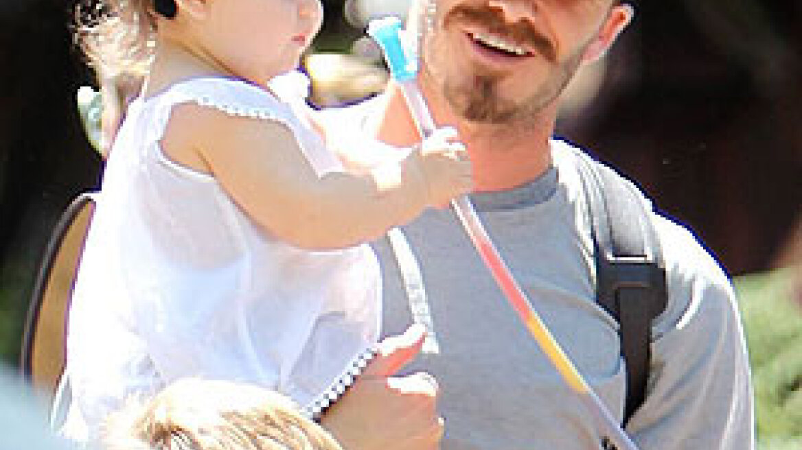 O David Beckham με τα παιδιά του στην Disneyland 