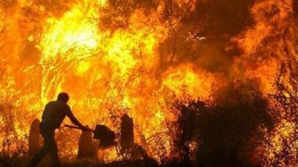 Υπό μερικό έλεγχο το ένα από τα δύο πύρινα μέτωπα στη Θήβα