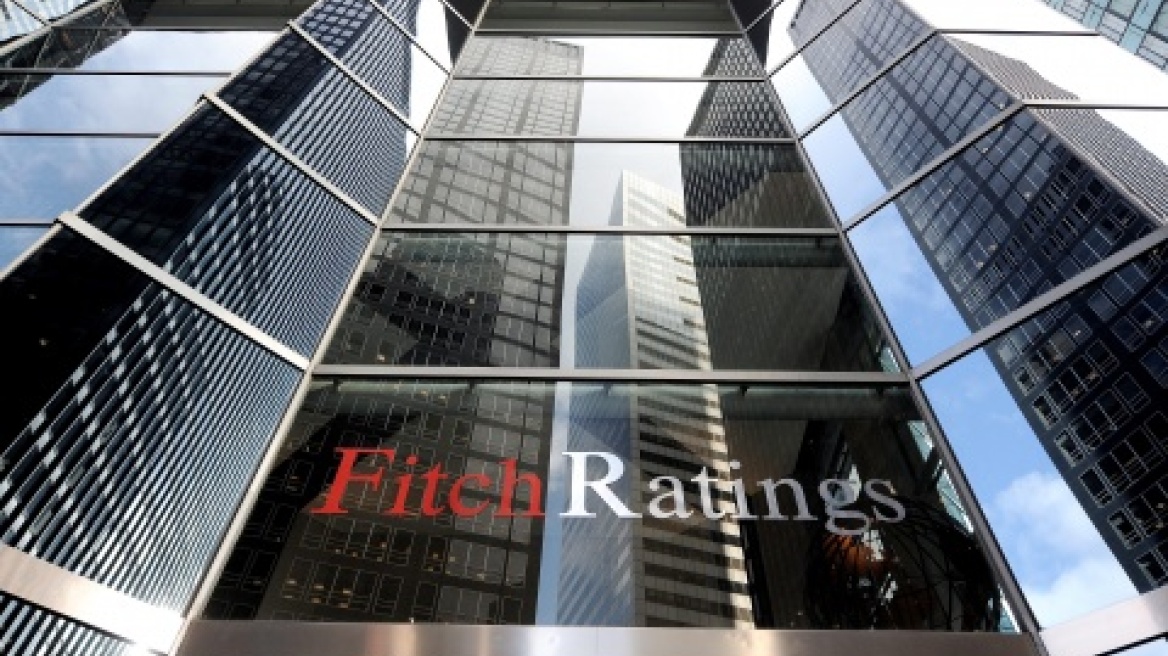 Fitch: Η Ελλάδα απομακρύνεται από το χείλος του γκρεμού