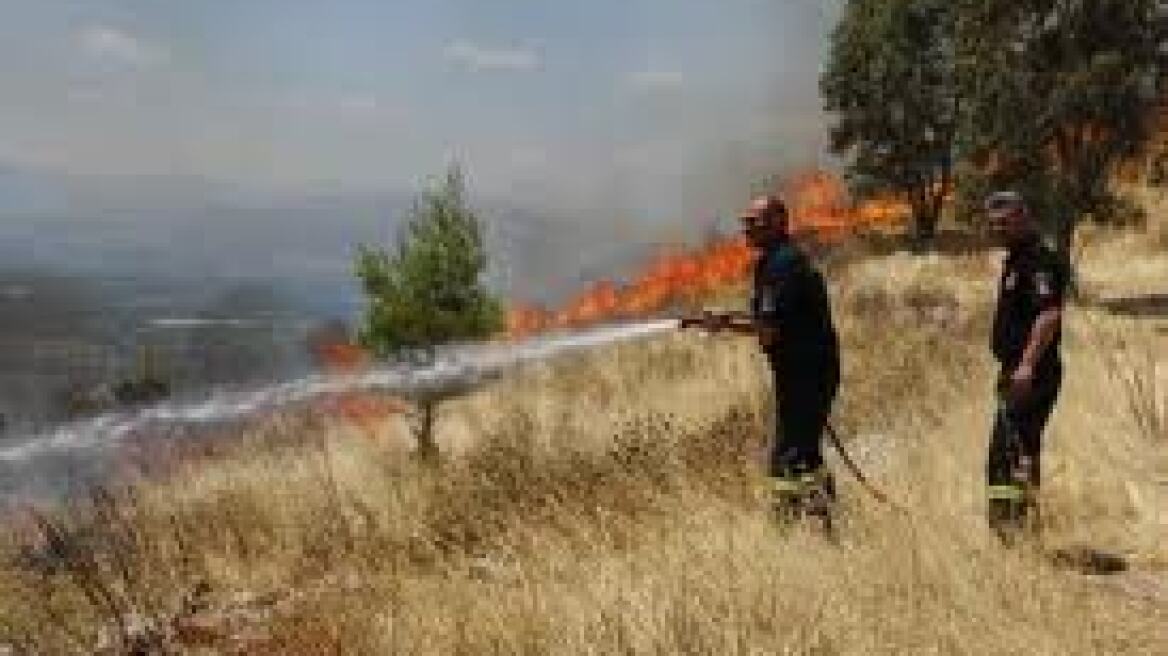 Υπό έλεγχο η φωτιά στην Άνω Γλυφάδα - Κάηκε ένα σπίτι