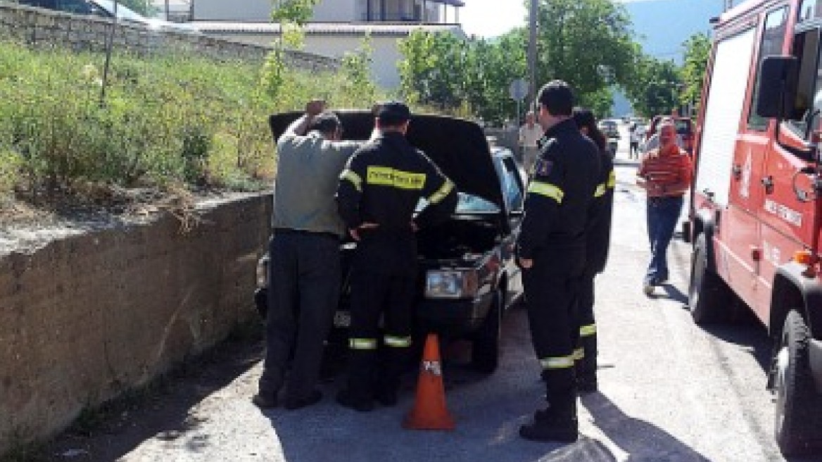 Τυλίχθηκε στις φλόγες μηχανή στο Καρπενήσι