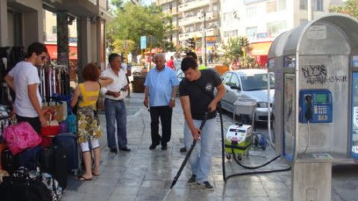 Απομακρύνουν από τα πεζοδρόμια τις ...τσίχλες στα Χανιά