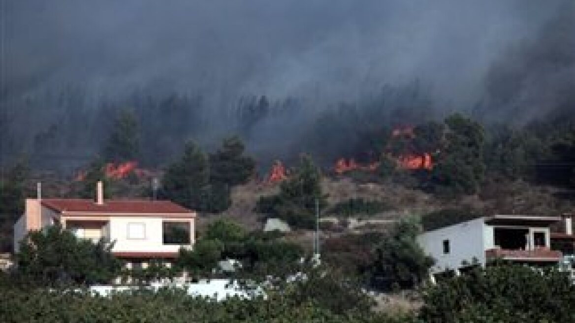 Υπό μερικό έλεγχο η πυρκαγιά στη Ριτσώνα 