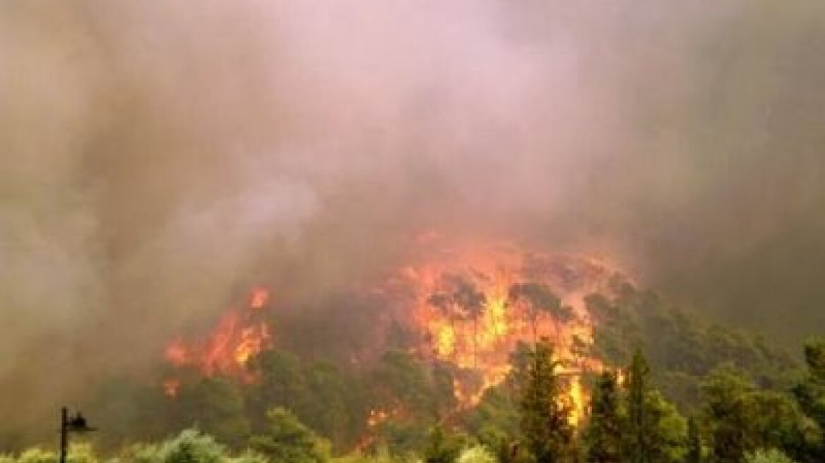 Σε εξέλιξη η πυρκαγιά στο Ζευγολατιό Κορινθίας