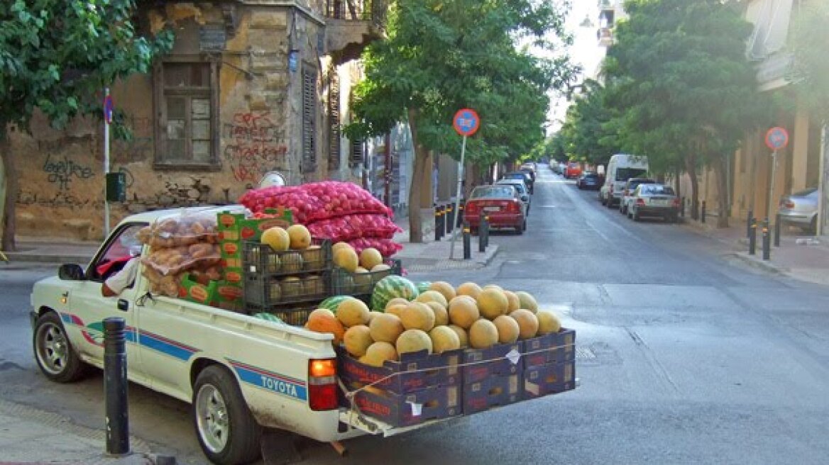 O δήμος Περιστερίου μοιράζει πεπόνια 