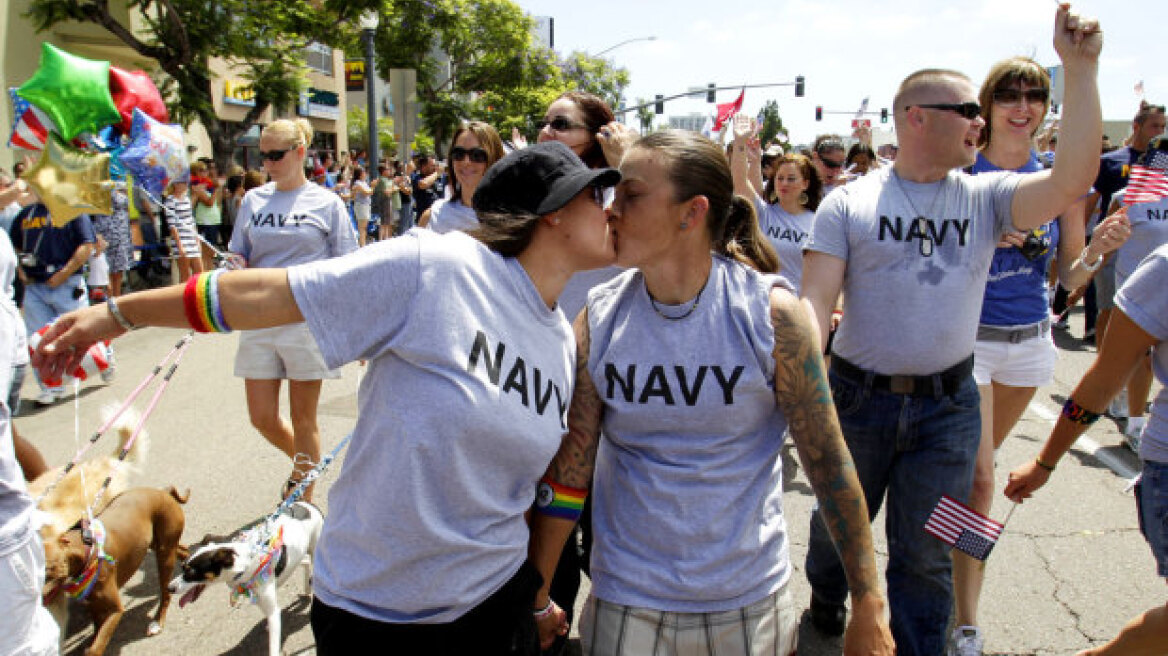 Με στολές στο «Gay Parade» οι Αμερικανοί gay στρατιώτες 