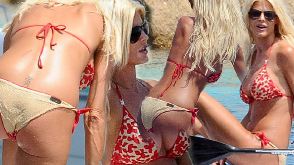 Η Victoria Silvstedt δροσίζεται και μας βάζει «φωτιές»!