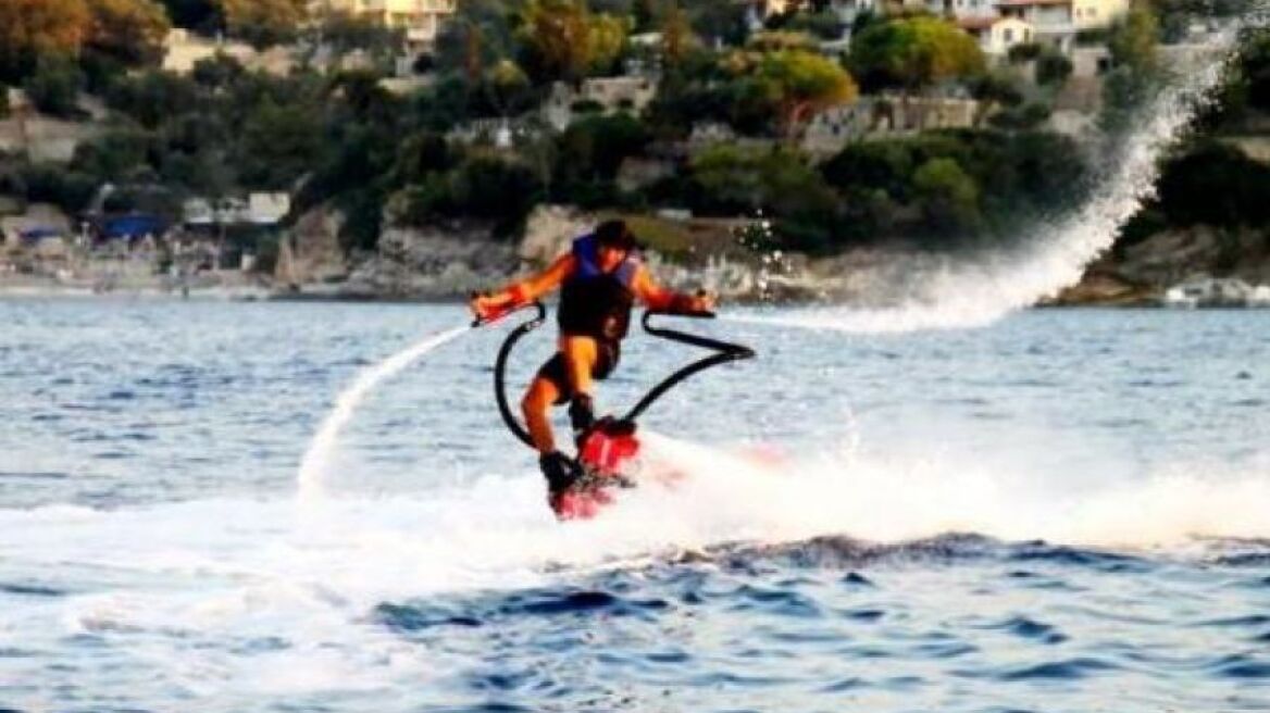 O Ηλίας Ψινάκης κάνει watersports