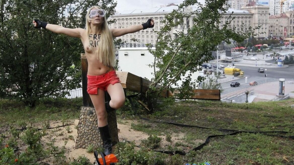 Οι γυμνόστηθες Femen διαμαρτύρονται για τις Pussy Riot