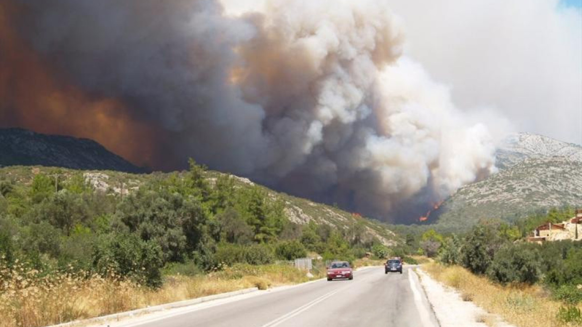 Για δεύτερη ημέρα καίγεται η Χίος