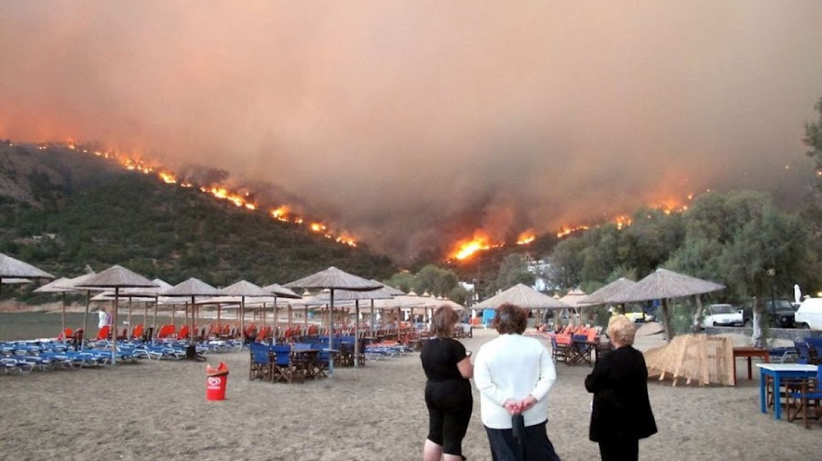 Μαίνεται για τρίτη ημέρα η πυρκαγιά στη Χίο