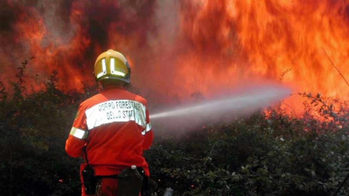 Στις φλόγες και η Ιταλία 