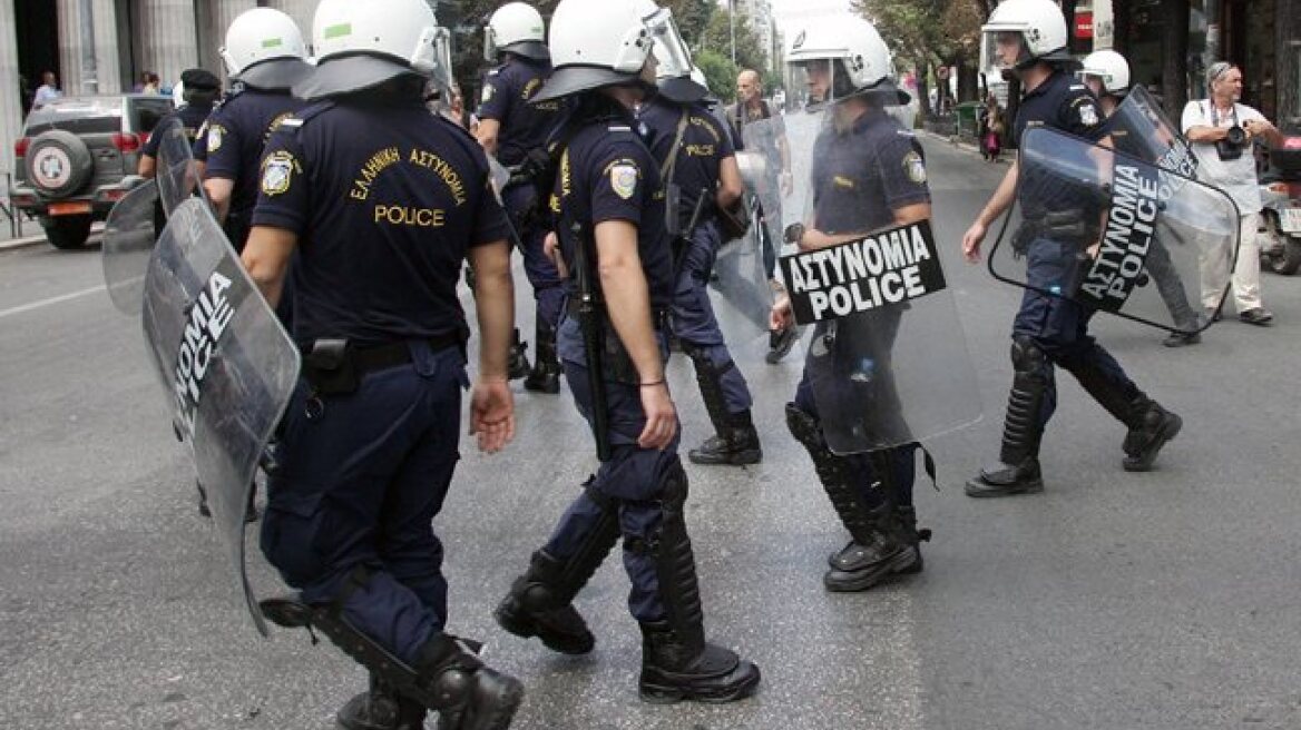 Στους δρόμους αύριο οι ένστολοι για τις περικοπές 