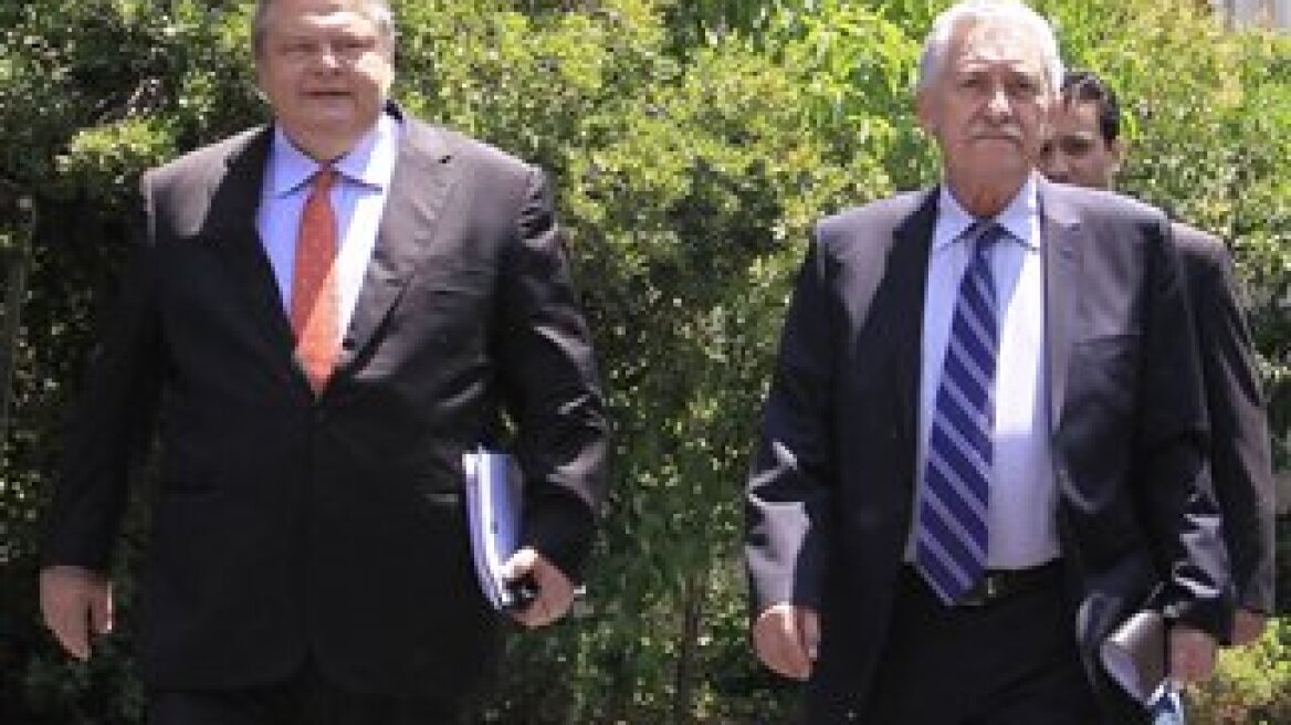 Venizelos asks for a leaders meeting - Stournaras informs Kouvelis