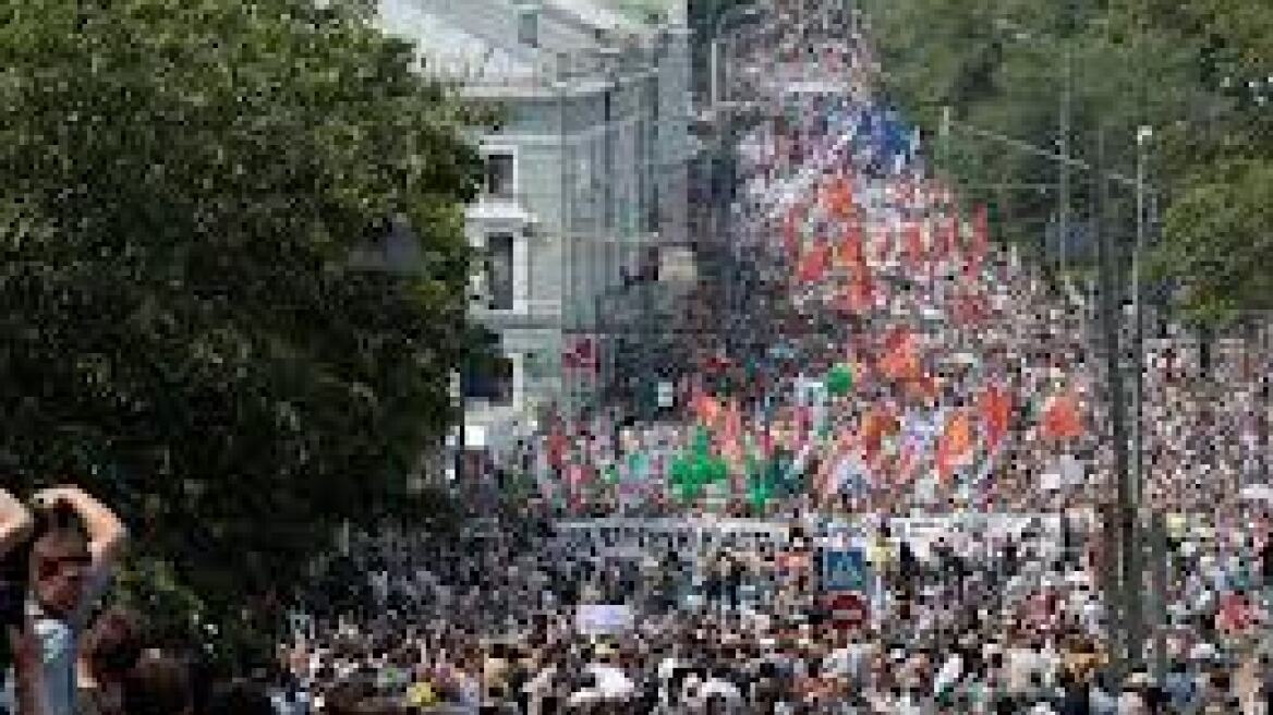 Χιλιάδες πολίτες διαδηλώνουν στη Μόσχα κατά του προέδρου Πούτιν