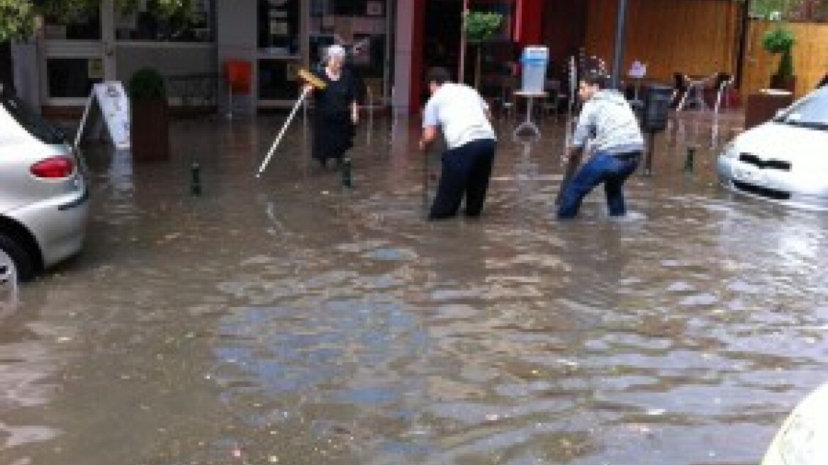 Ισχυρή νεροποντή πλημμύρισε το κέντρο της Δράμας