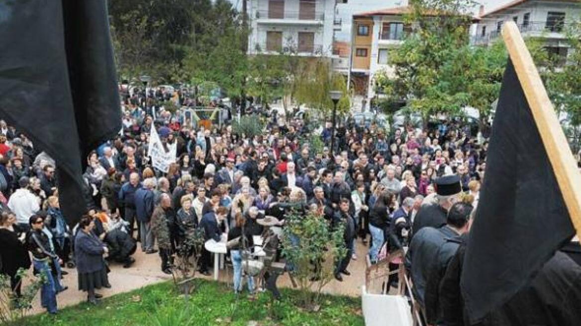 Κρέμασαν μαύρες σημαίες στη Φλώρινα 