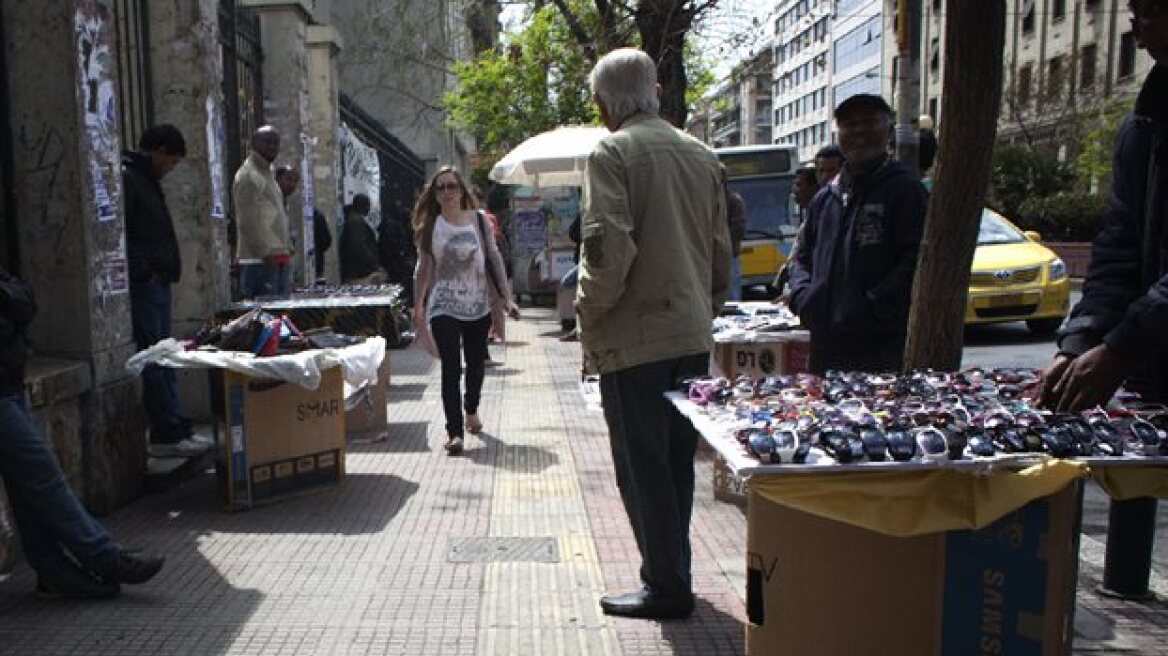 Ένταση με παράνομους μικροπωλητές στην ΑΣΟΕΕ