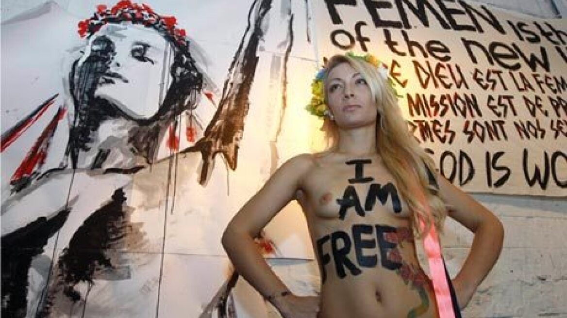 Ξανθιά ακτιβίστρια της Femen τα... πέταξε «on air»!