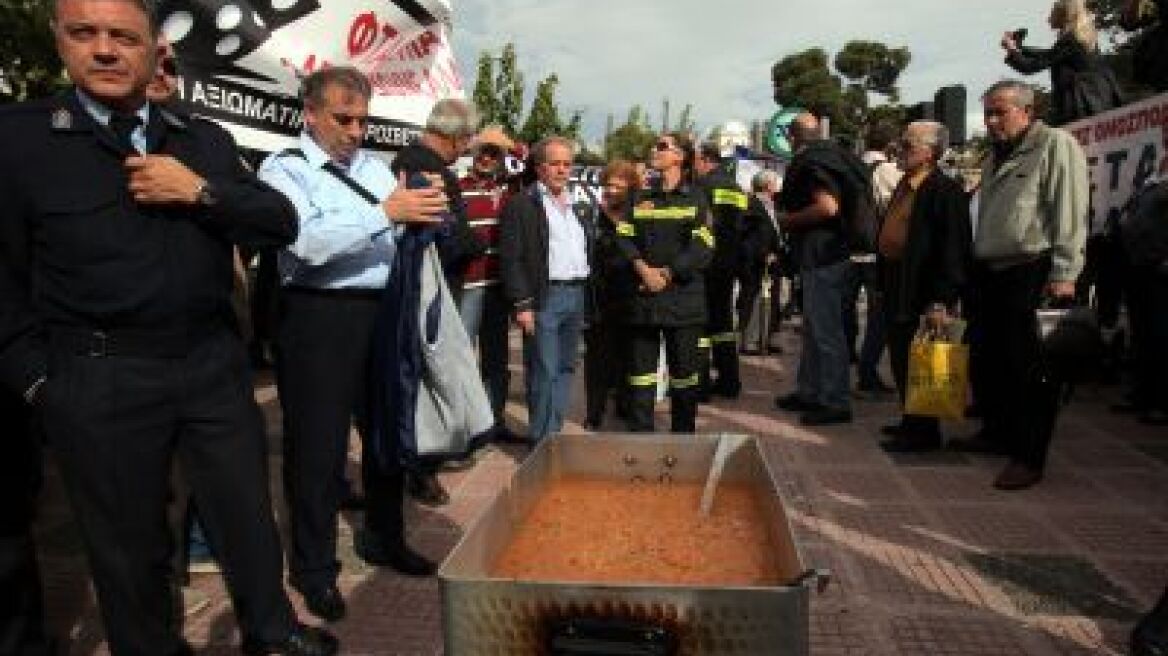 Mε... φασολάδα βγήκαν στους δρόμους οι ένστολοι!