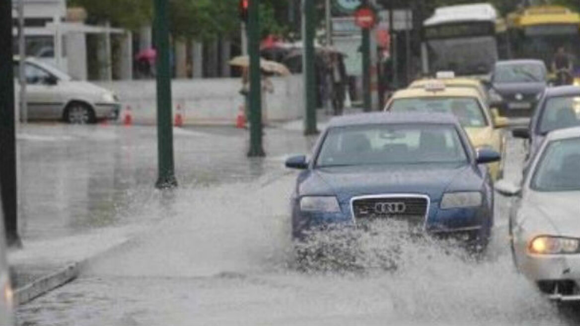 Κυκλοφοριακό «έμφραγμα» στους δρόμους λόγω βροχής 