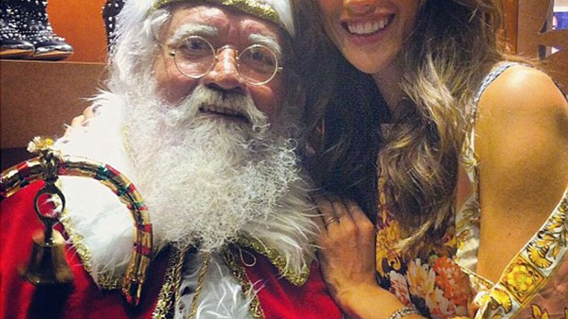 H Alessandra Ambrosio στην αγκαλιά του Άη Βασίλη