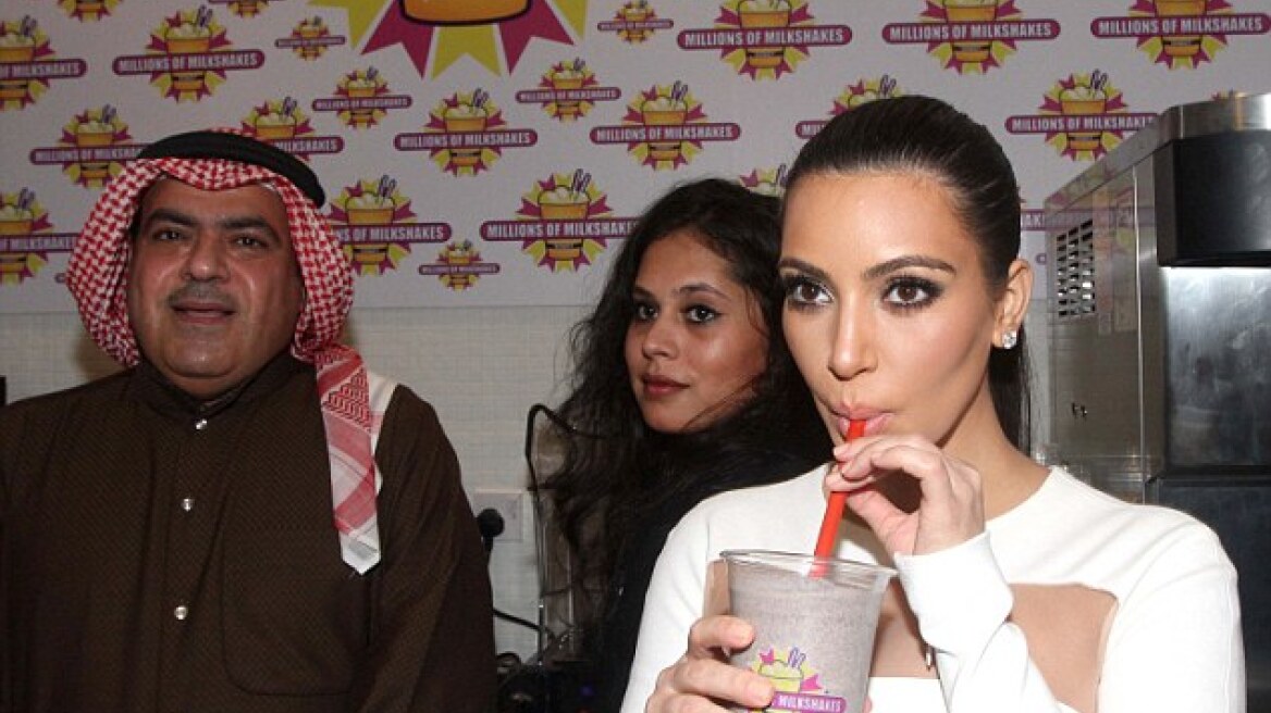 Η Kim Kardashian πίνει όλο το milkshake της 